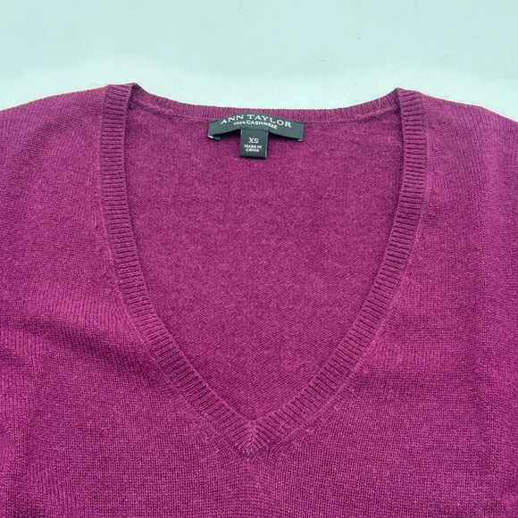 Ann Taylor 100% Cashmere Crimson Red V Neck Long Sleeve XS Sweater - Picture 6 of 10
